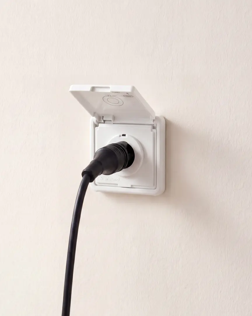 Stecker in einer Wieland-Energiesteckdose