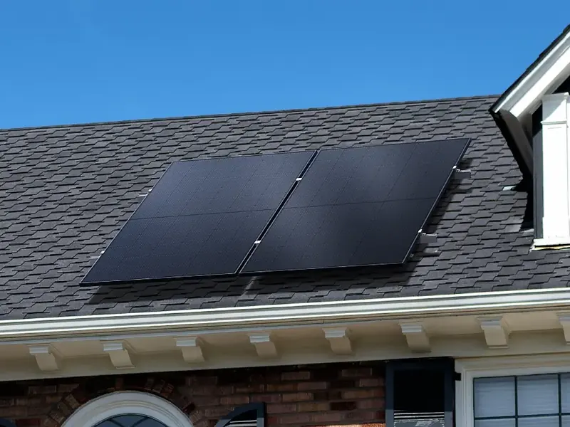 Zwei schwarze Solarmodule auf einem Schrägdach