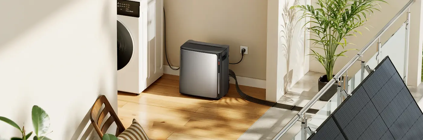EcoFlow Stream Ultra X die im Wohnzimmer steht und mit Solarpanels verbunden ist
