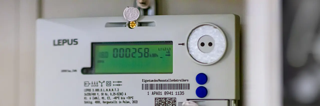 Digitaler Stromzähler mit einem Bildschirm und Aufnahme für einen Lesekopf
