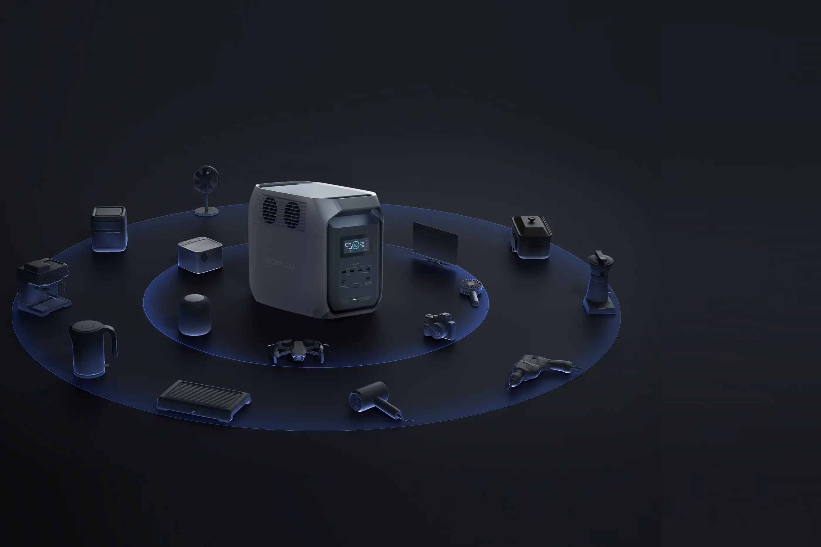 EcoFlow Powerstation im Zentrum, umgeben von Kamera, Smartphone, Lautsprecher und Smartwatch auf dunklem Hintergrund – vielseitiger mobiler Stromspeicher zum Laden mehrerer elektronischer Geräte gleichzeitig.
