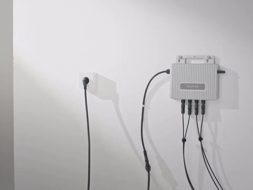 Der Stecker des STREAM steckt in einer Wandsteckdose