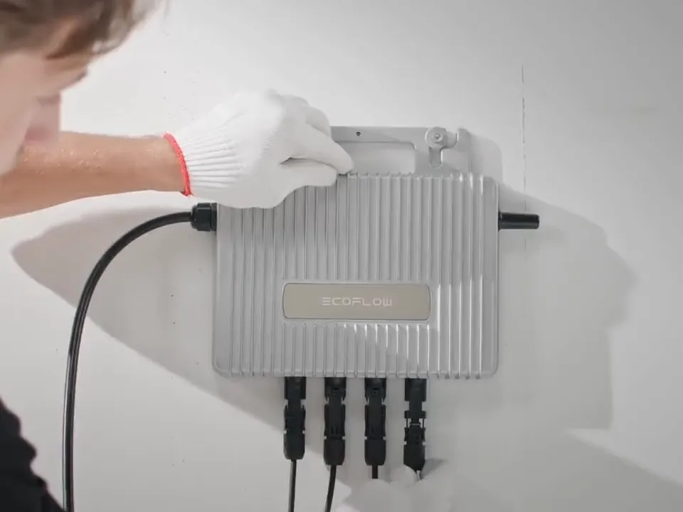 Unter dem STREAM stecken vier Solarstecker in den PV-Eingängen
