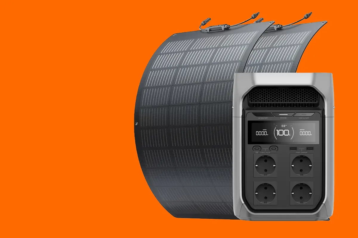 EcoFlow Powerstation Set mit tragbarer grauer Powerstation und gebogenem flexiblen Solarpanel vor orangefarbenem Hintergrund – mobile Komplettlösung zur netzunabhängigen Nutzung von Solarstrom.