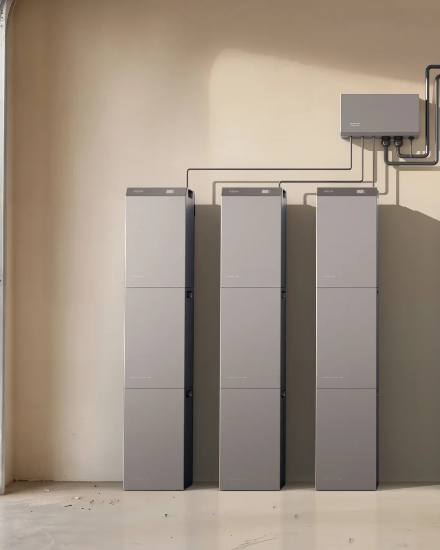 STREAM Gateway an der Wand, darunter drei STREAM 5000 mit je zwei Erweiterungsbatterien