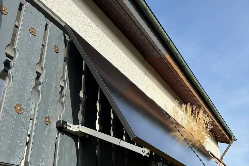 praxisbericht-balkonkraftwerk-mit-speicher-am-suedbalkon-mit-holzgelaender-4