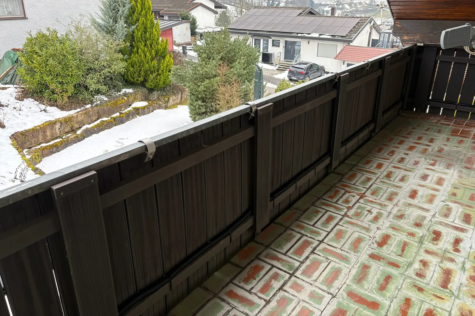 praxisbericht-Balkonkraftwerk mit 3 Solarpanels am Sdbalkon mit Holzgelnder-7