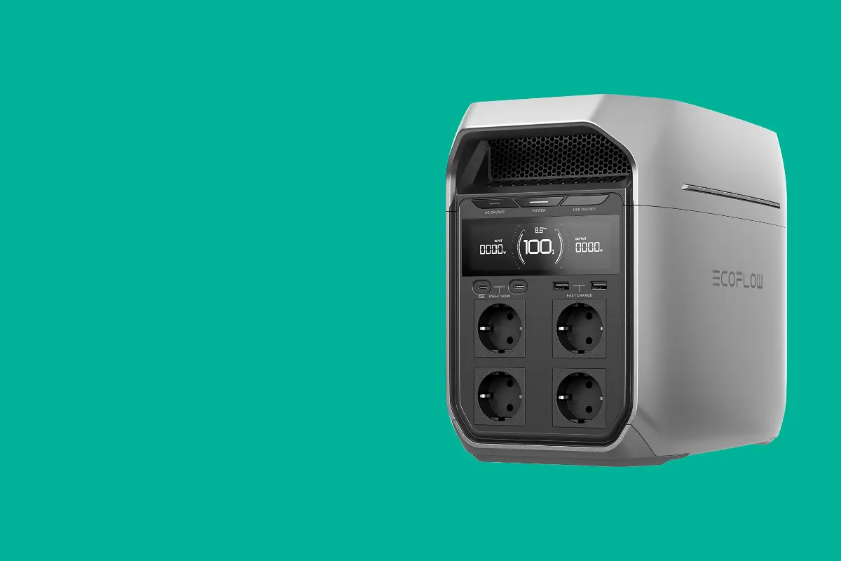 Graue EcoFlow Powerstation mit Display, vier Steckdosen, zwei USB-C- und zwei USB-Anschlüssen vor grünem Hintergrund – mobile Stromspeicherlösung zur Nutzung von Solarstrom aus Balkonkraftwerken.