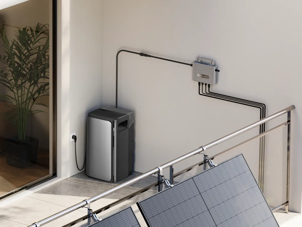 Balkon mit Solarmodulen; das Kabel des Mikrowechselrichters führt in einen EcoFlow STREAM Speicher an der Wandsteckdose