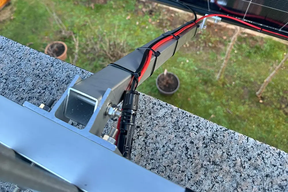 praxisbericht-balkonkraftwerk-auf-dachterrasse-mit-speicher-und-manueller-grundlast-9