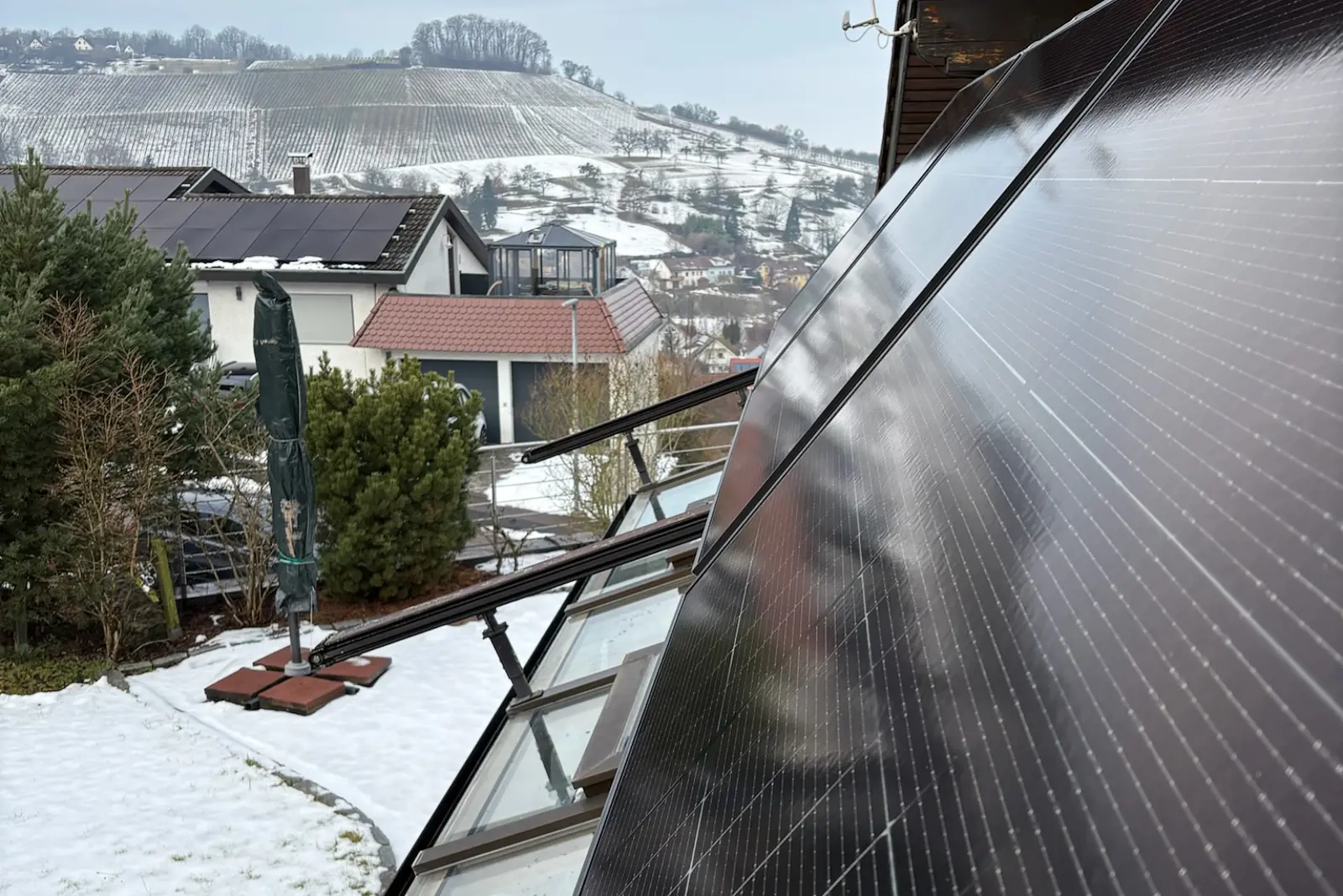 praxisbericht-Balkonkraftwerk mit 3 Solarpanels am Sdbalkon mit Holzgelnder-5