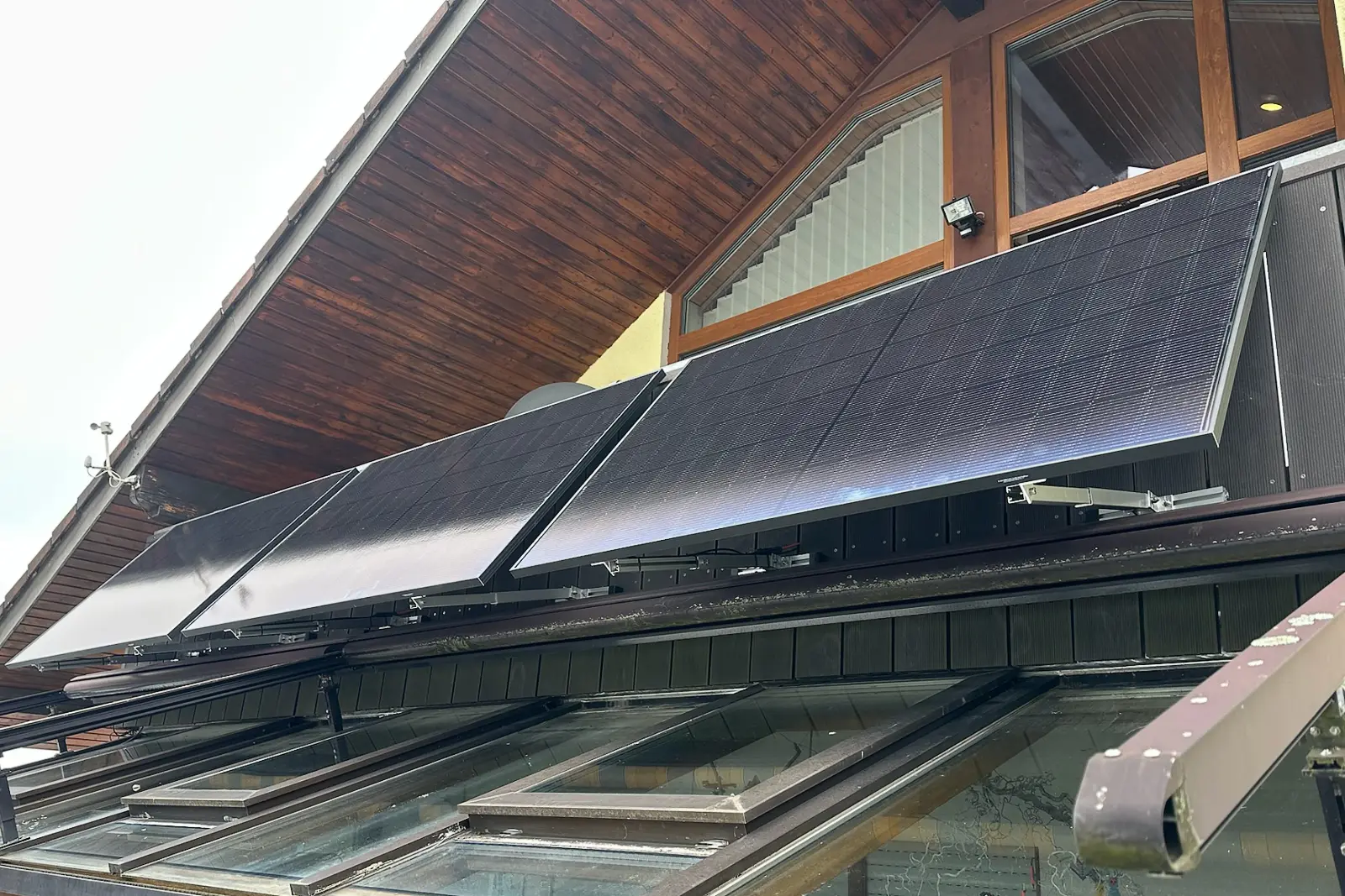 praxisbericht-Balkonkraftwerk mit 3 Solarpanels am Sdbalkon mit Holzgelnder-6