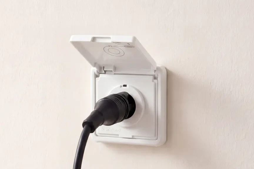 Stecker in einer Wieland-Energiesteckdose