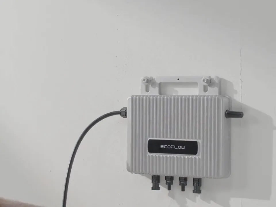 Der STREAM Mikro-Wechselrichter hängt an zwei Schrauben an der Wand