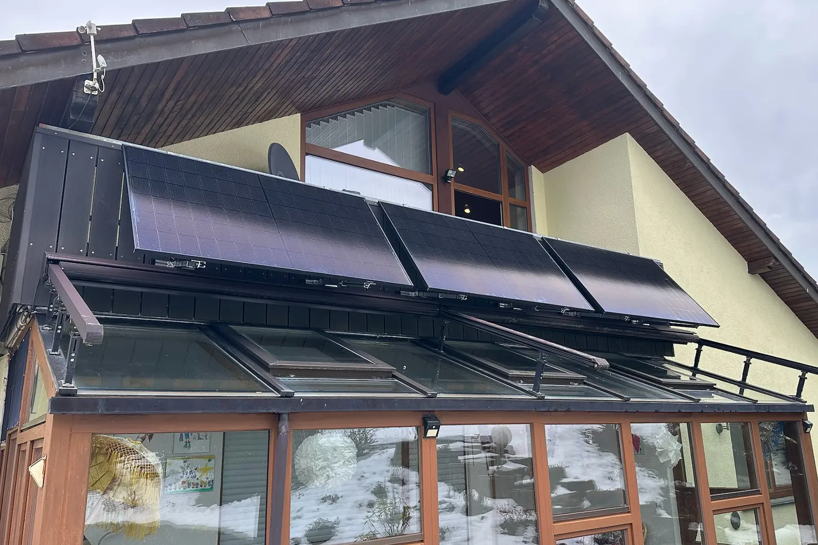 praxisbericht-Balkonkraftwerk mit 3 Solarpanels am Sdbalkon mit Holzgelnder-11
