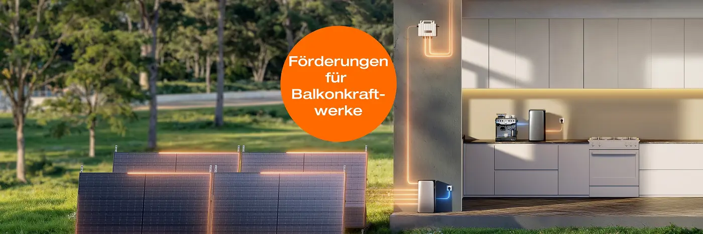 Zwei Balkonkraftwerk-Solarmodule auf Metallgestell im Garten vor einem Haus mit offener Küche, überlagert von einem orangen Hinweis „Förderungen für Balkonkraftwerke“ – Visualisierung staatlicher Zuschüsse für Mini-PV-Anlagen.