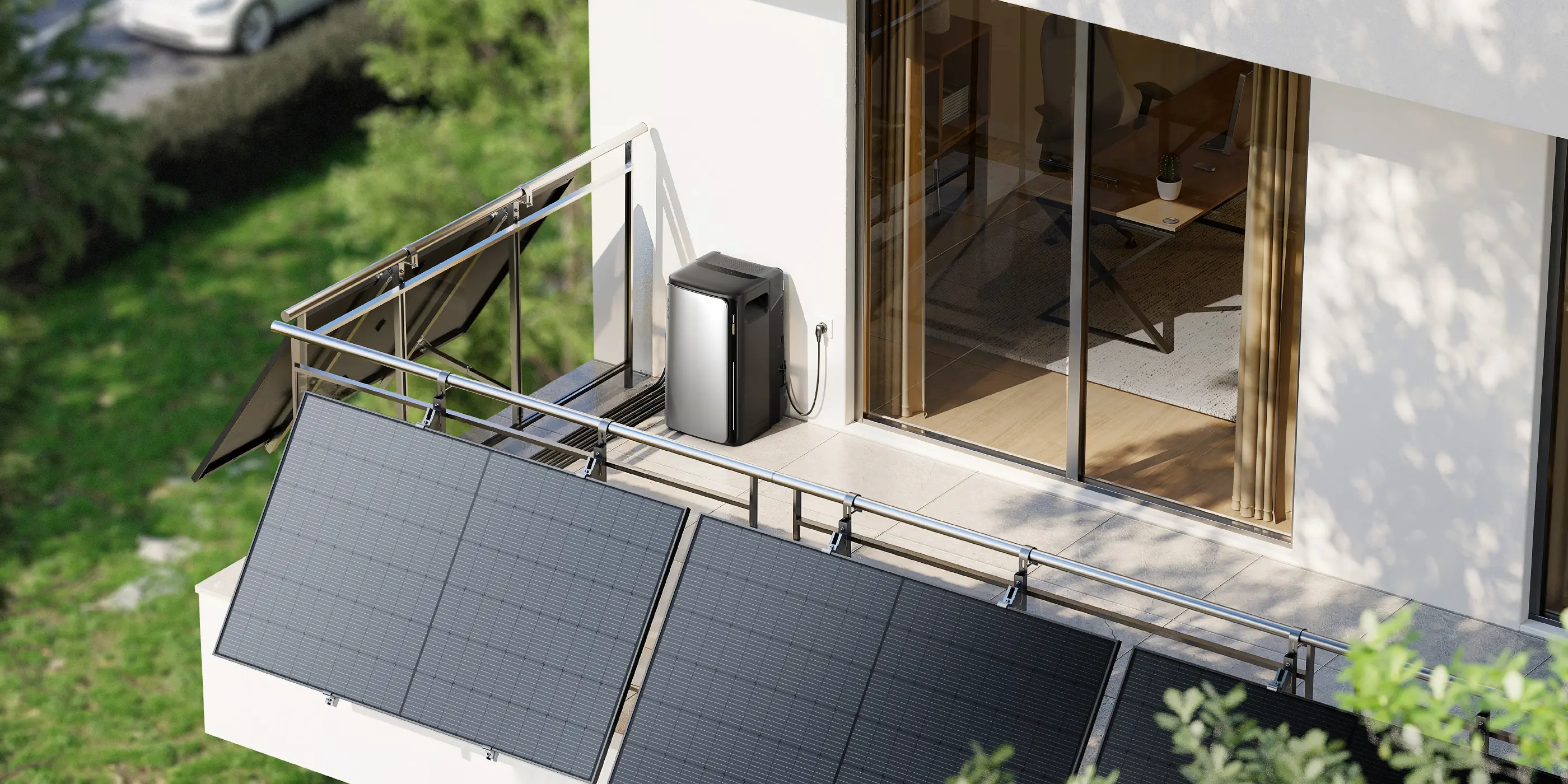 Balkon mit rundum montierten Solarpanels und angeschlossener Hybrid-Batterie in der Steckdose – vollständiges Balkonkraftwerk mit Speicherlösung zur einfachen Installation ohne Elektroarbeiten.