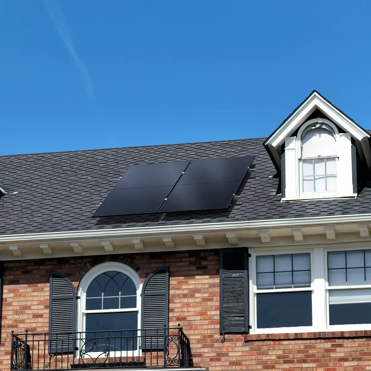 Zwei Balkonkraftwerk-Solarmodule auf einem Ziegeldach montiert mit Dachhaken und Schienensystem – sichere Installation einer Mini-PV-Anlage auf dem Hausdach.