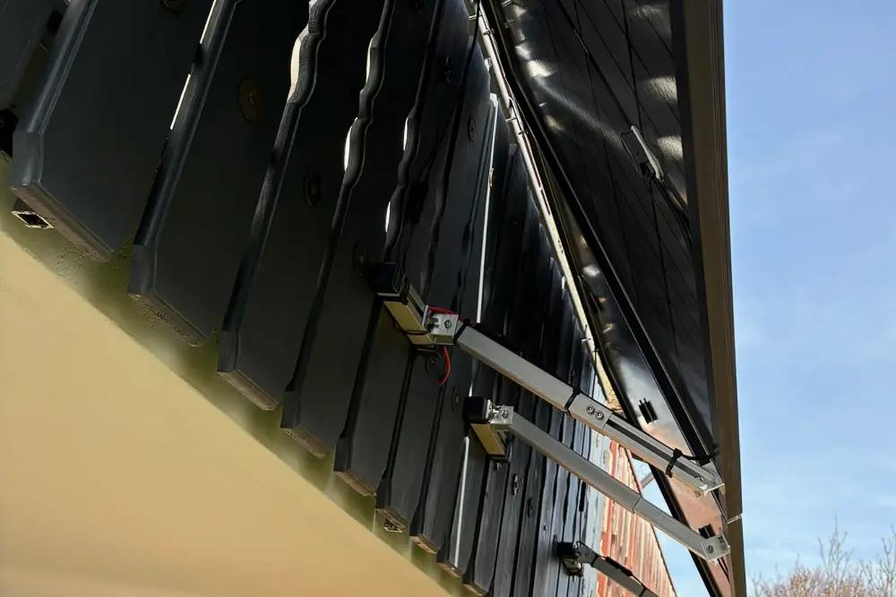 praxisbericht-balkonkraftwerk-mit-speicher-am-suedbalkon-mit-holzgelaender-5