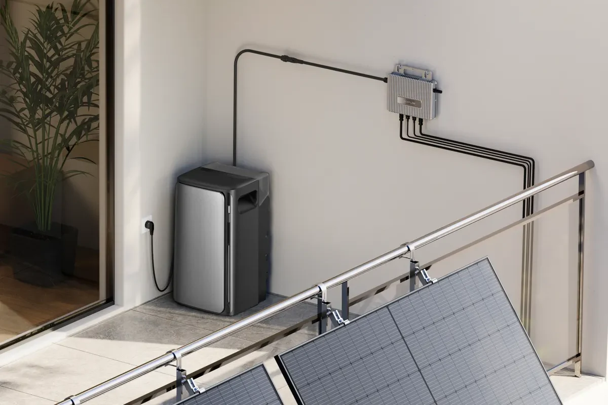 Balkon mit zwei Solarmodulen am Geländer, Mikrowechselrichter an der Wand und EcoFlow STREAM Speicher an der Steckdose