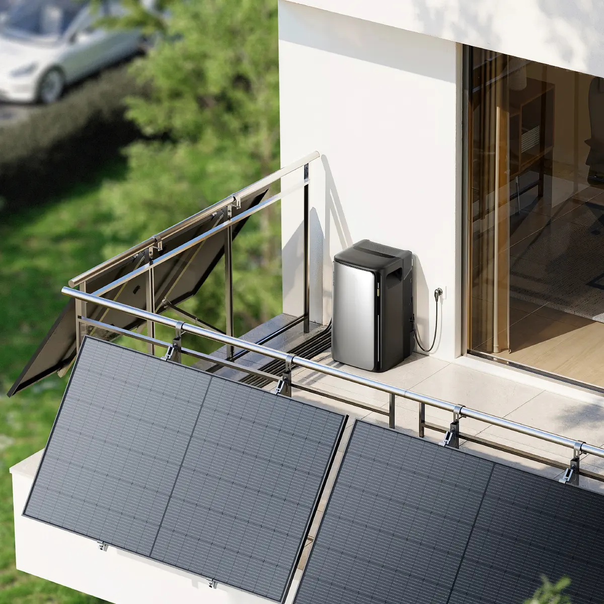 Balkon mit rundum montierten Solarpanels und angeschlossener Hybrid-Batterie in der Steckdose – vollständiges Balkonkraftwerk mit Speicherlösung zur einfachen Installation ohne Elektroarbeiten.