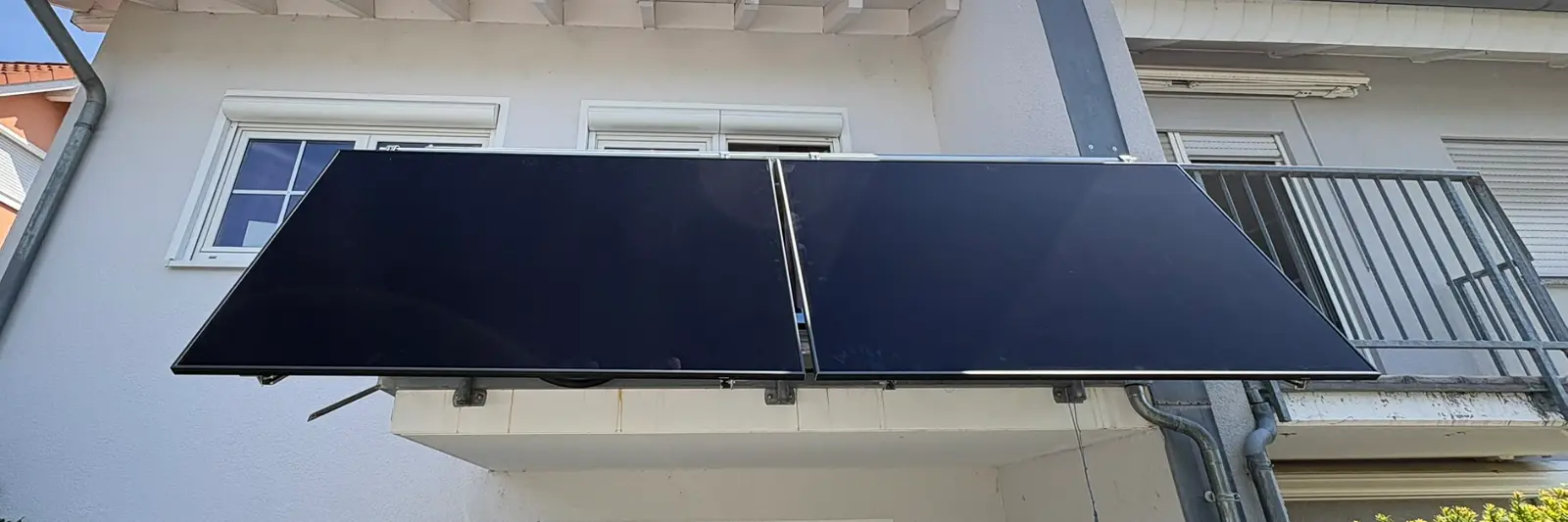 Zwei Solarmodule an einem Balkongeländer