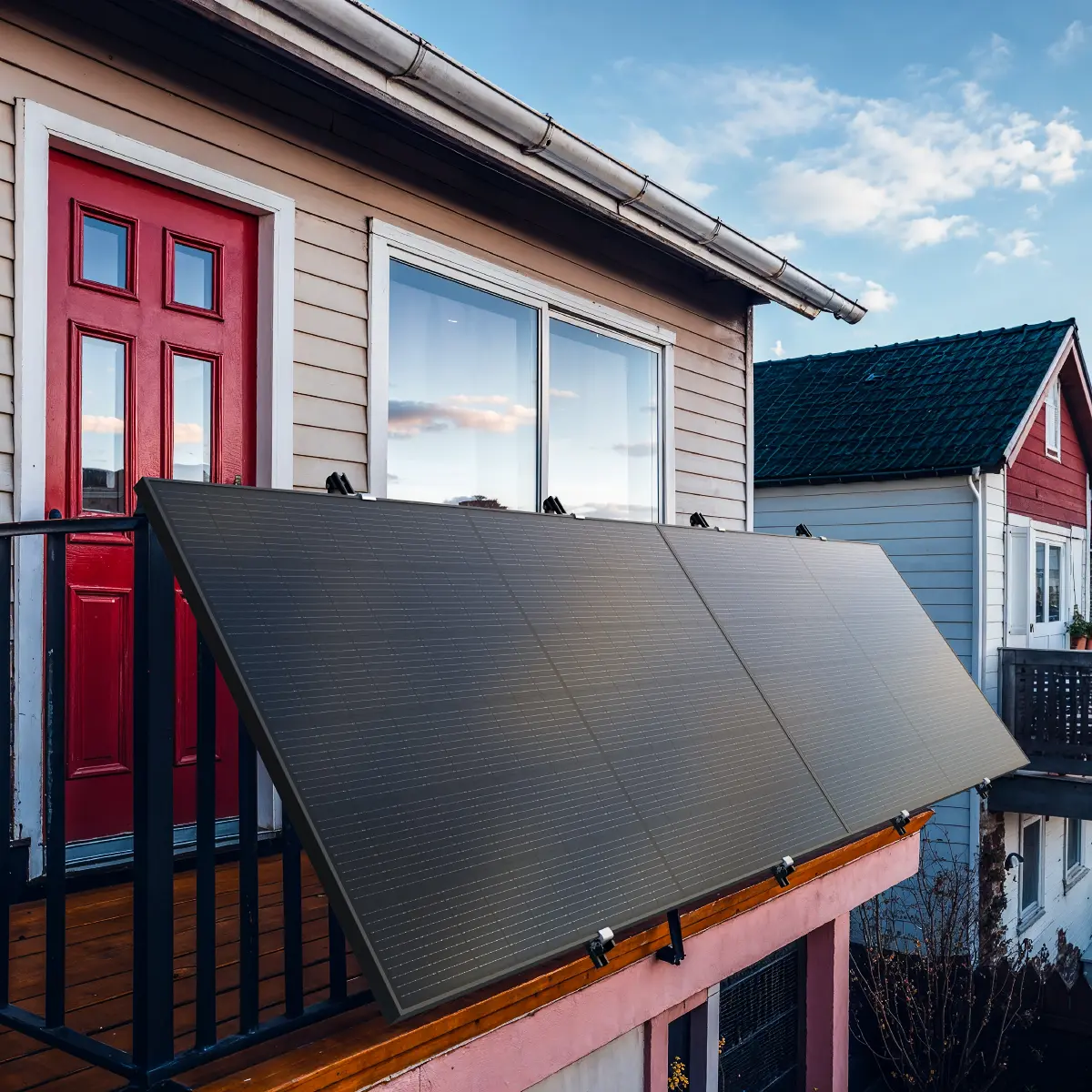 Balkonkraftwerk mit Speicher 1350 W & 3,8 kWh Komplettset mit Gittergeländer Halterung