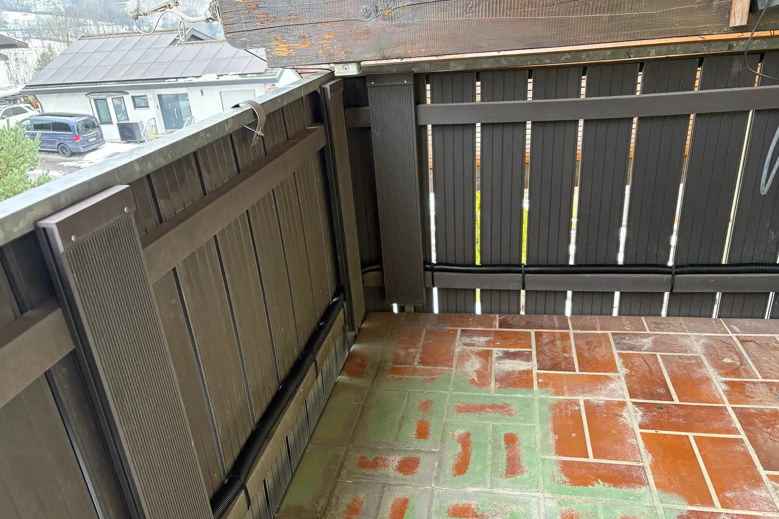 praxisbericht-Balkonkraftwerk mit 3 Solarpanels am Sdbalkon mit Holzgelnder-12