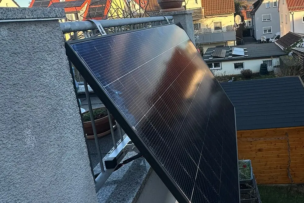 praxisbericht-balkonkraftwerk-auf-dachterrasse-mit-speicher-und-manueller-grundlast-4