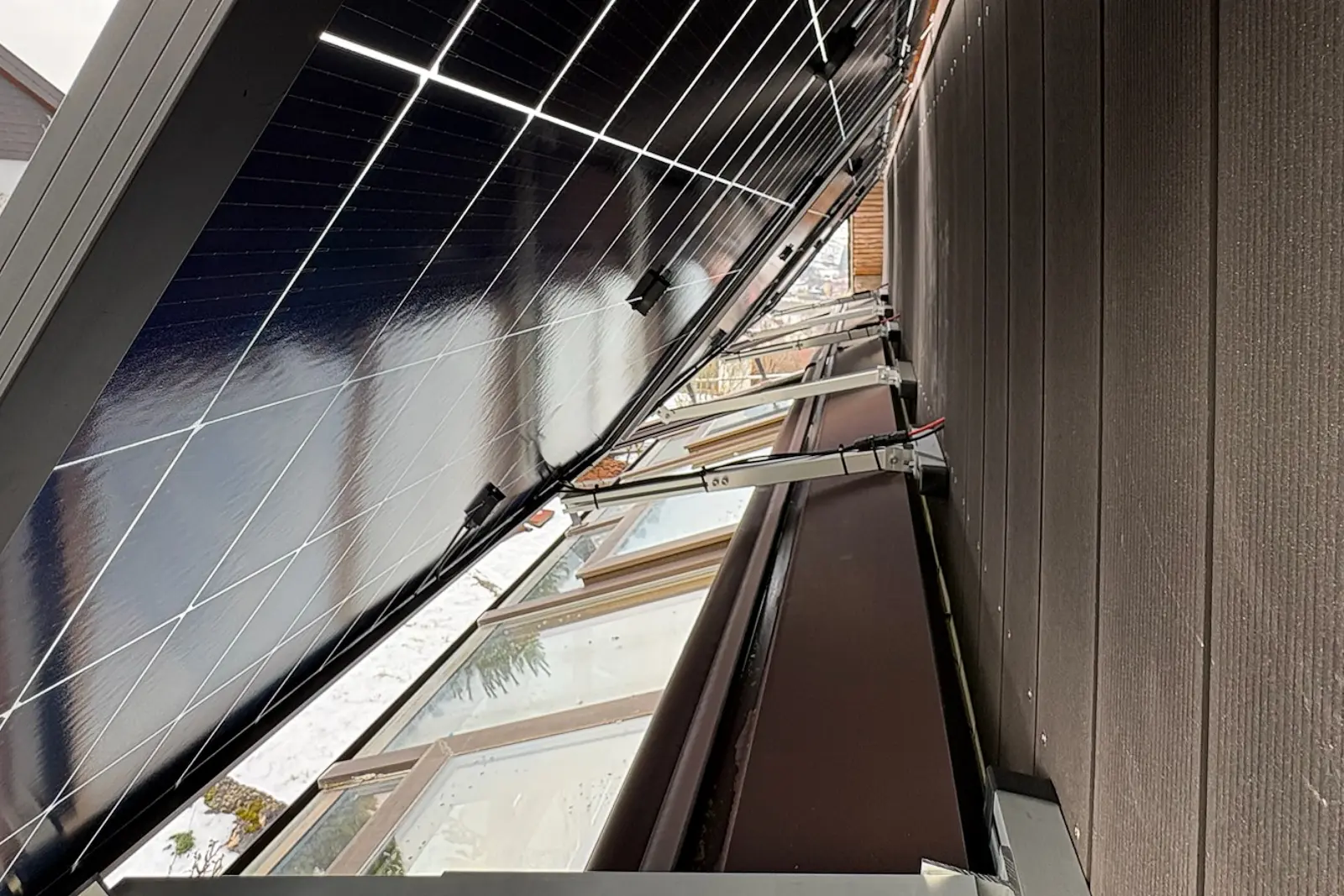 praxisbericht-Balkonkraftwerk mit 3 Solarpanels am Sdbalkon mit Holzgelnder-8