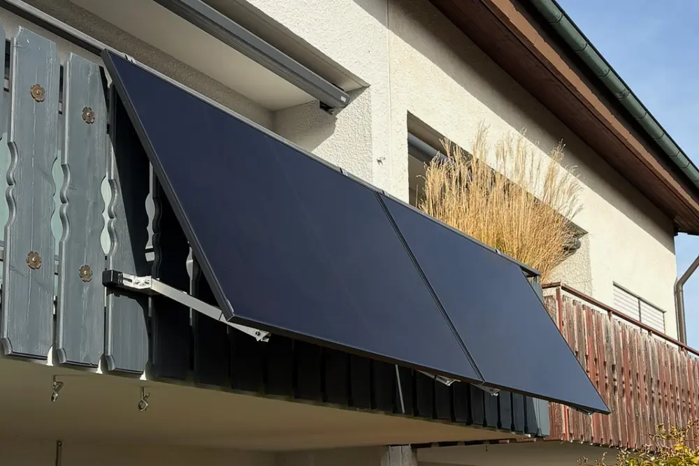 praxisbericht-balkonkraftwerk-mit-speicher-am-suedbalkon-mit-holzgelaender-2